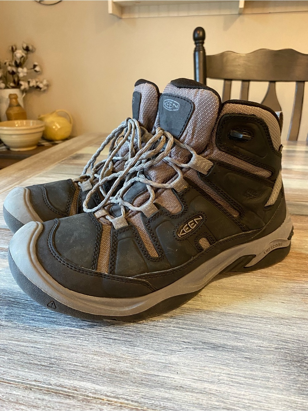 KEEN Circadia Mid Waterproof Hiking Boots In A Black and Grey Men's 10